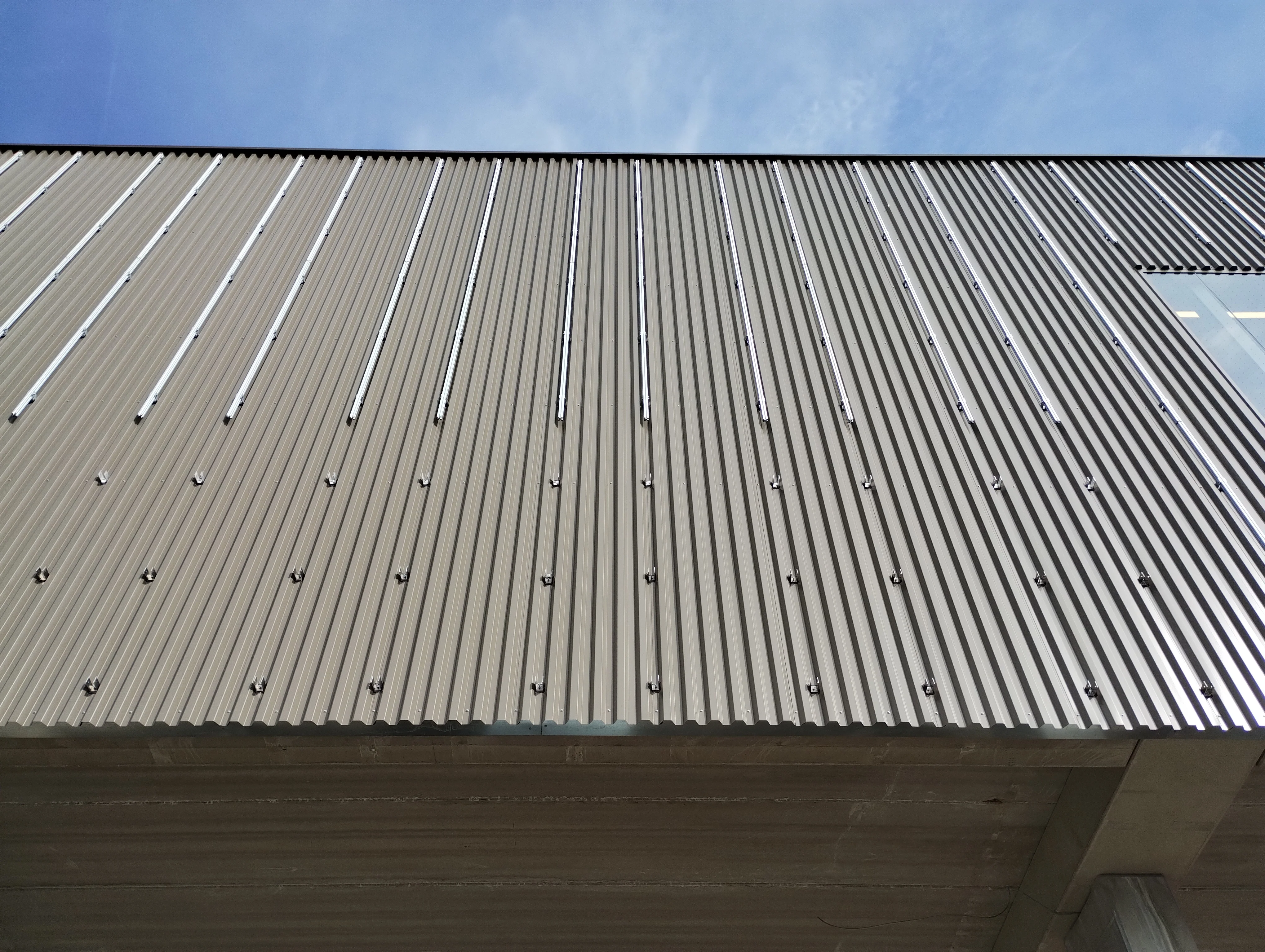MO Energy Systems PV-Sheet Fassadenset, vertikaler Aufbau, Modul mit 30 mm Rahmen - Image 5