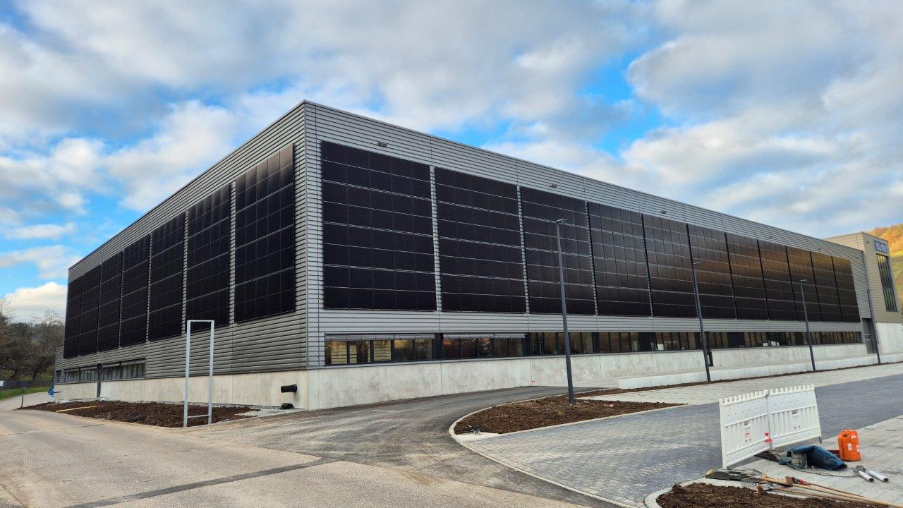 MO Energy Systems PV-Sheet Fassadenset, vertikaler Aufbau, rahmenloses Modul - Image 2