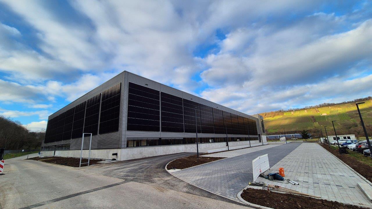 MO Energy Systems PV-Sheet Fassadenset, vertikaler Aufbau, rahmenloses Modul - Image 3