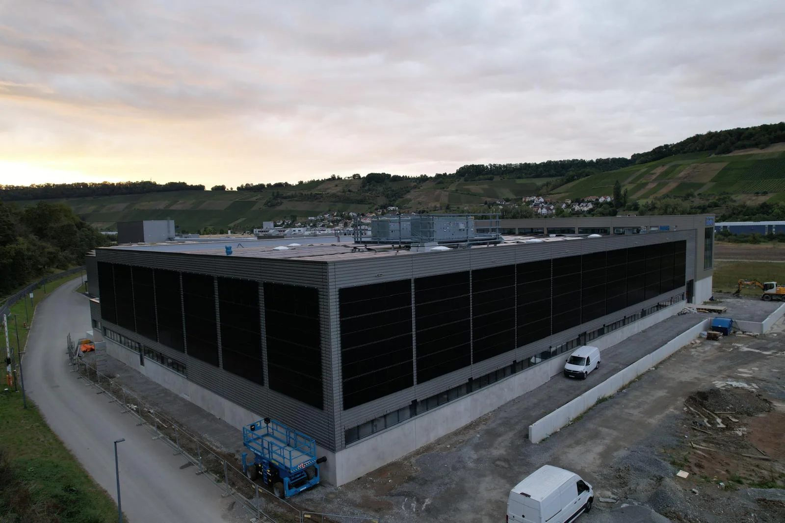 MO Energy Systems PV-Sheet Fassadenset, vertikaler Aufbau, rahmenloses Modul - Image 4
